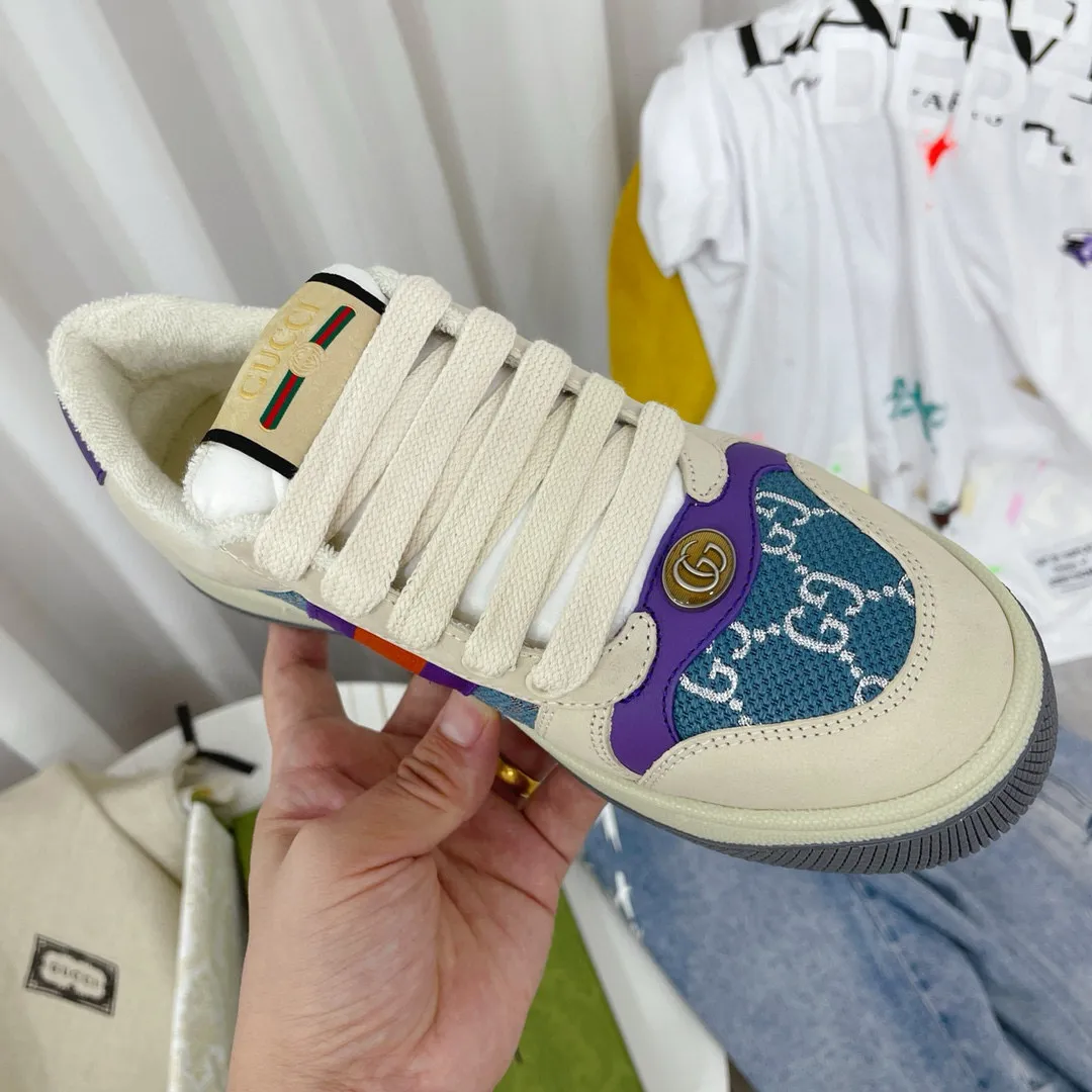 Ex-factory price: 540💰 GUCCI Gucci's newly upgraded back cover lining, top-notch old dirty shoes, classic casual sports shoes for couples, retro sneakers and old G family dirty shoes, updated at the counter simultaneously! ①The shoe upper has the same water-based edge coating process as the original version⚠️The ordinary oil edges on the market have a strong glue feel and are easy to fall off! Grade A first-layer nubuck leather (with pores)/matching computer embroidered double G cloth, high-density terry velvet lining. ② A PVC transparent small round mark sealing line is added to the details of the midsole. The mold is opened six times and the jewelry craftsmanship is used to customize the two-color double G buckle, striving to be the same as the original version. A pair of buttons is more than three times more expensive than ordinary buckles on the market. ③An old two-color washable label, the chip is placed on the outer waist of the right foot, the entire shoe is completely hollowed out with rubber technology, TUP material (rubber to distinguish the market) with the latest green packaging from the counter, 3D printed handbag, and a pair of shoelaces. There is no pressure when entering and exiting the counter. You can buy a 1:1 accurate replica of the original version and modify and upgrade it repeatedly. The details are perfectly restored, the materials are all customized, and they are truly top-notch. Please look at the details clearly to identify the quality. Upper: First-layer frosted cowhide/embroidered double G cloth. Lining: original high-density velvet lining. Foot pads: original pearlescent sheepskin. Outsole: private molded vacuum TPU material. Packaging: original top-grade full set packaging at the counter. Shoe size: women's size 35-40, men's size 39-44 (men's size 38, 45🉑️customized, non-returnable)